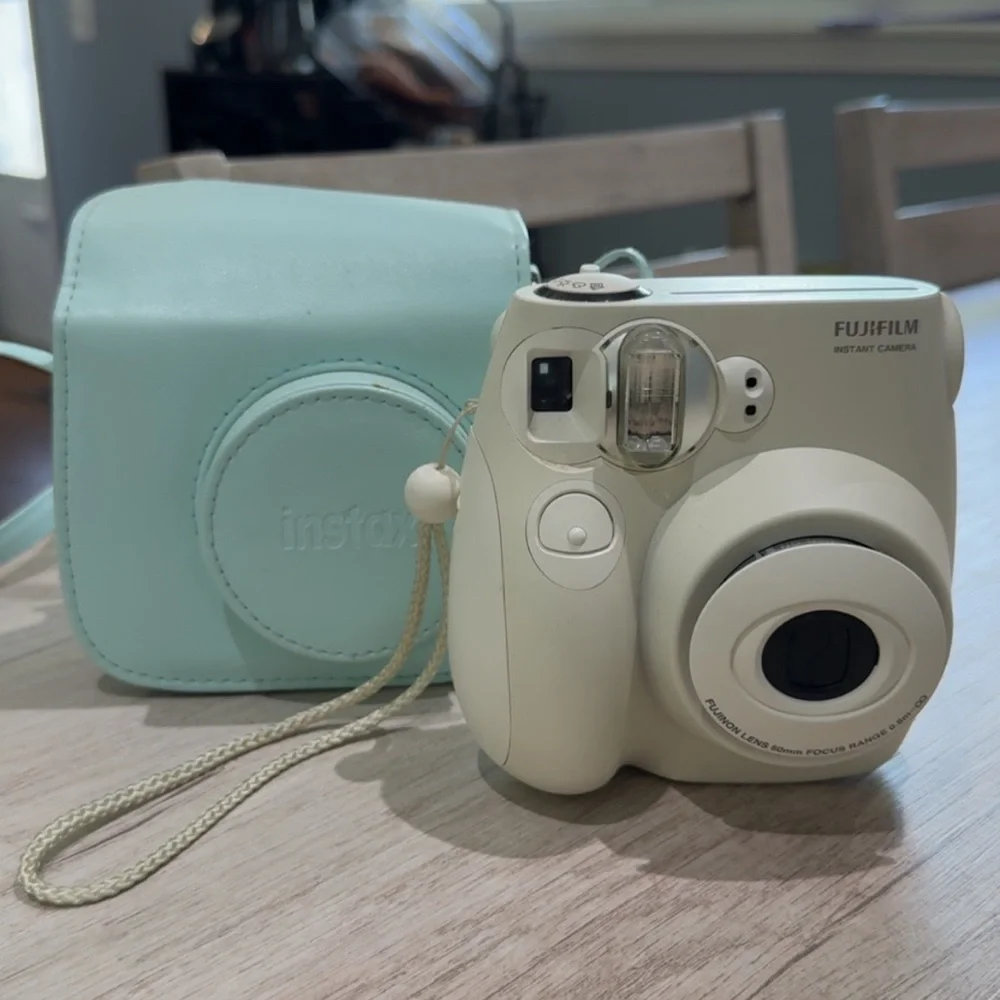 Fujifilm Instax Mini White Camera with Mint Case